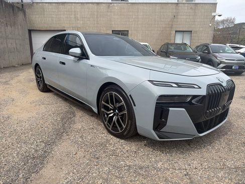 Used 2025 BMW i7 eDrive50 w/ M Sport Package RWD image 42