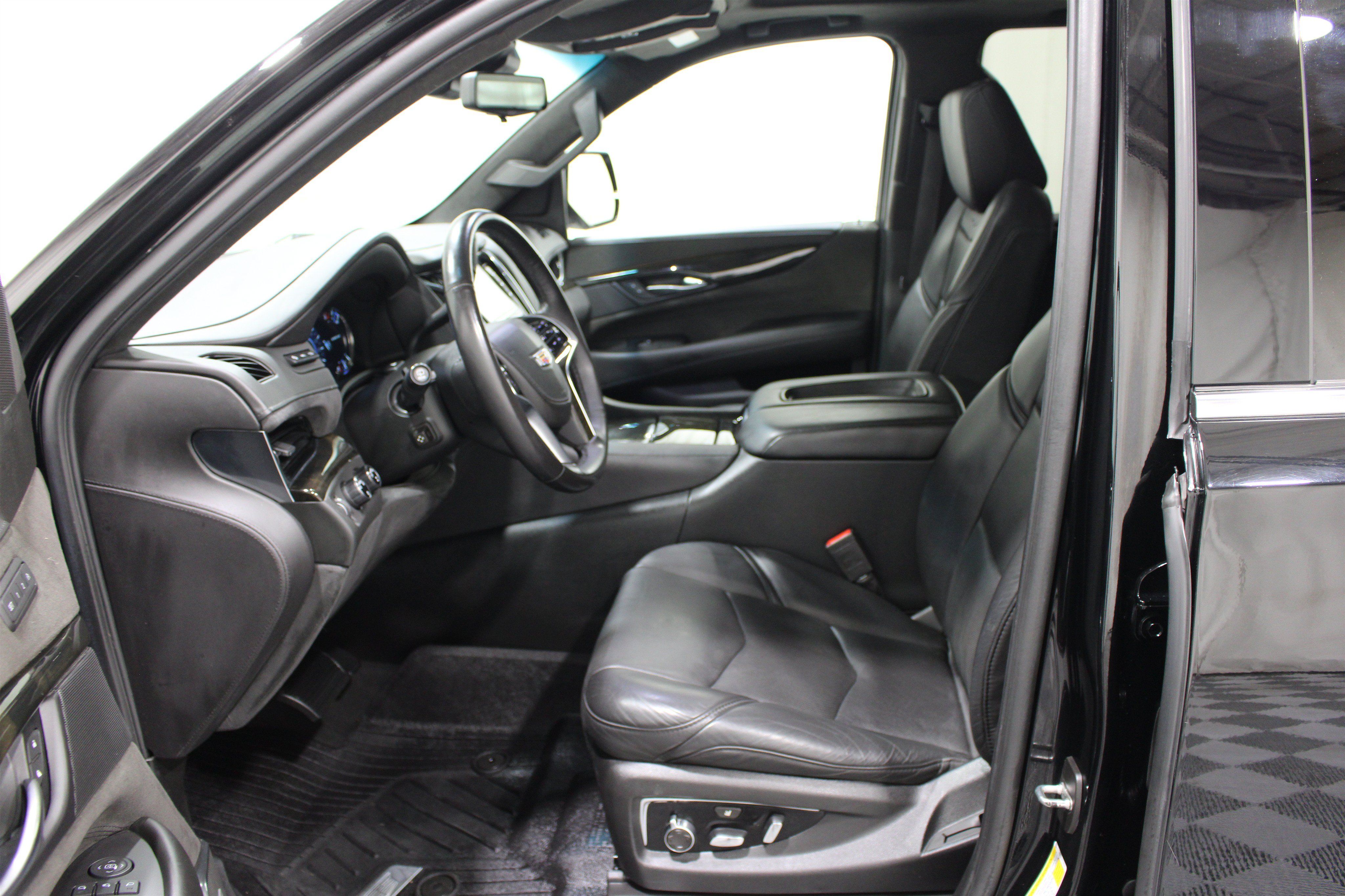 Used 2018 Cadillac Escalade Platinum AWD/4WD image 3