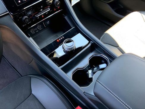 Used 2024 Jeep Grand Cherokee Altitude RWD image 7