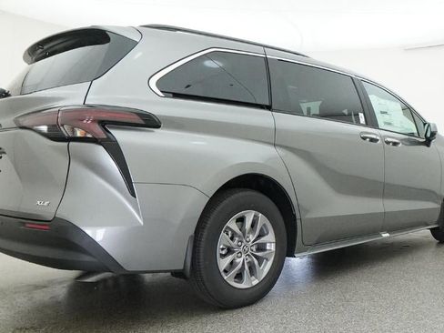 New 2026 Toyota Sienna XLE image 25