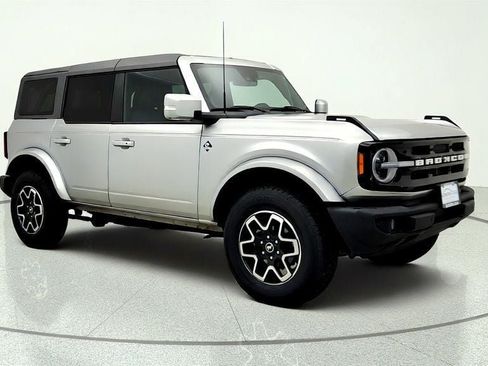 Used 2024 Ford Bronco Outer Banks AWD/4WD image 3