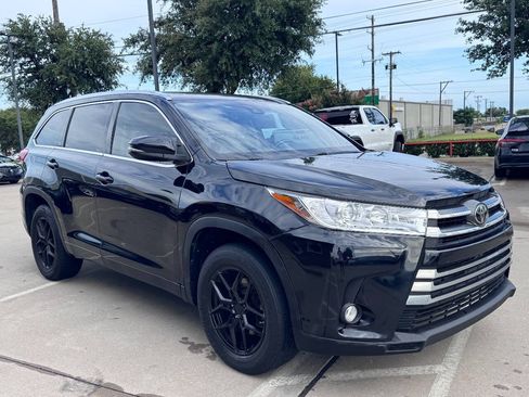 Used 2017 Toyota Highlander XLE FWD image 3