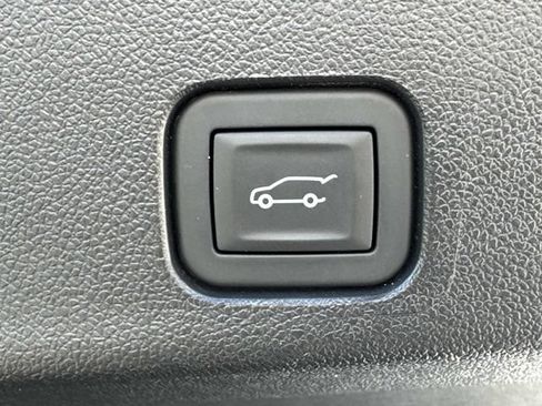 Used 2025 GMC Acadia Denali w/ Super Cruise Package FWD image 13