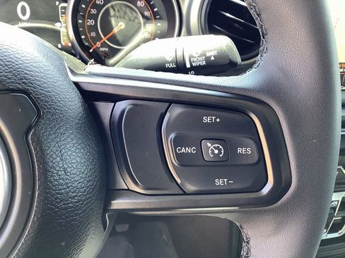 Used 2023 Jeep Gladiator Willys image 12