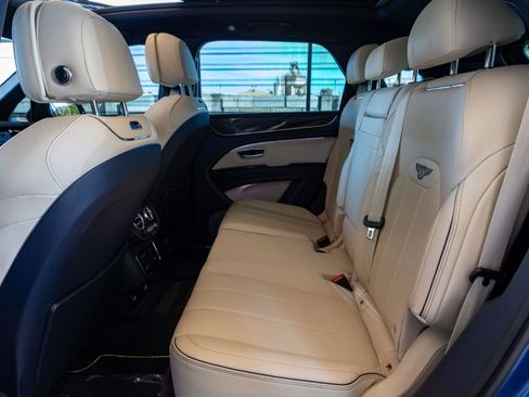 Used 2022 Bentley Bentayga AWD/4WD image 23