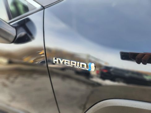 Used 2021 Toyota RAV4 XLE Premium image 8