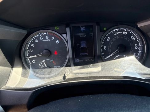 Used 2019 Toyota Tacoma TRD Off-Road w/ Technology Package AWD/4WD image 13