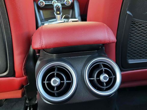 Used 2019 Alfa Romeo Giulia image 32