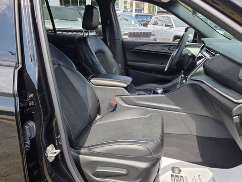 Used 2025 Jeep Grand Cherokee Altitude RWD image 15
