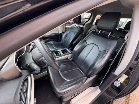 Used 2022 Chrysler Pacifica Touring-L FWD image 9