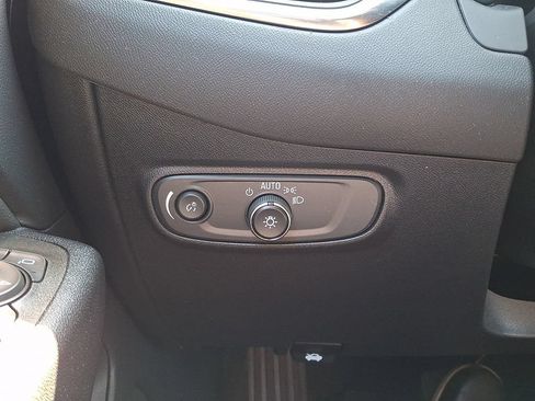 Used 2023 Chevrolet Equinox LT FWD image 27