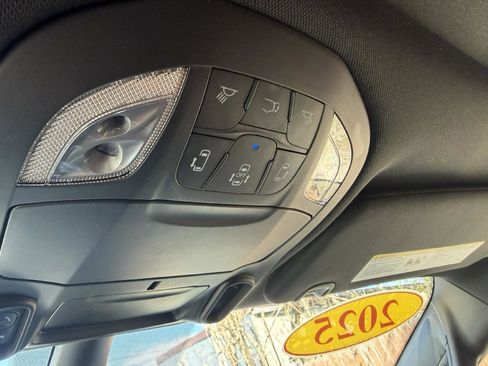 Used 2025 Chrysler Pacifica Limited FWD image 14