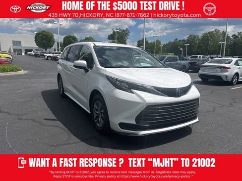 Used 2025 Toyota Sienna LE image 1