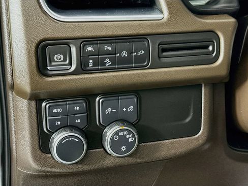 Used 2021 Chevrolet Tahoe Z71 w/ Luxury Package AWD/4WD image 10