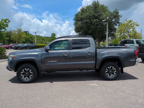 Used 2018 Toyota Tacoma TRD Off-Road AWD/4WD image 3