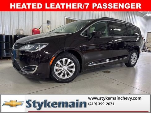 Used 2017 Chrysler Pacifica Touring-L FWD image 1