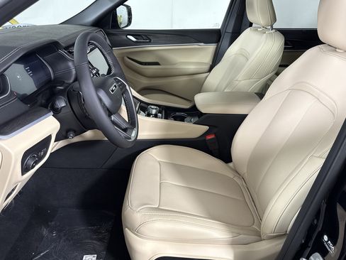 New 2025 Jeep Grand Cherokee Limited w/ Luxury Tech Group II image 9