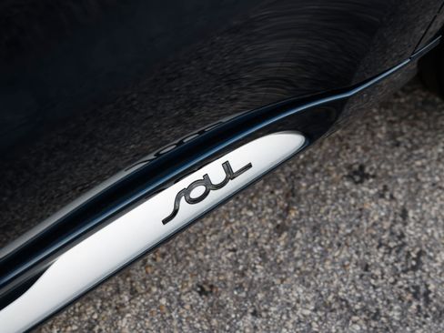 Used 2018 Kia Soul + image 49