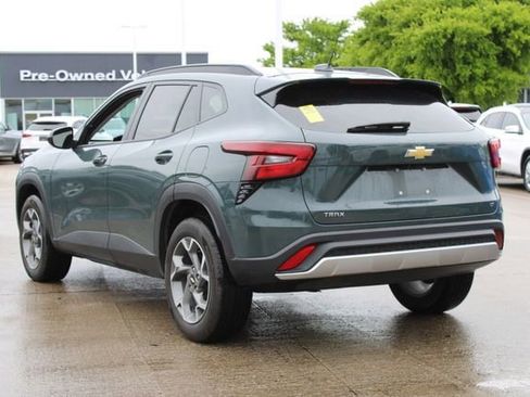 Used 2025 Chevrolet Trax LT image 3