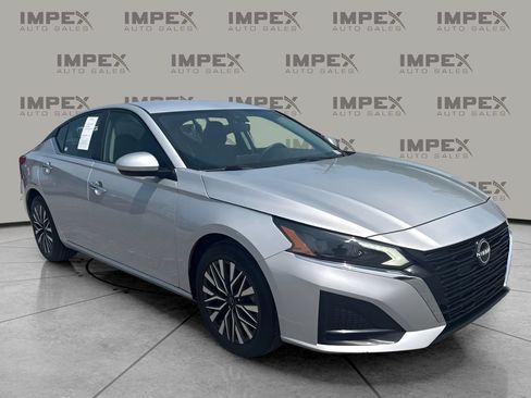 Used 2024 Nissan Altima 2.5 SV FWD image 4
