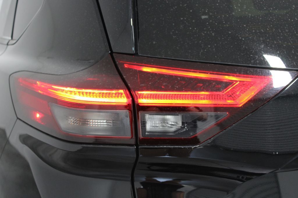 Used 2024 Nissan Rogue SL FWD image 45