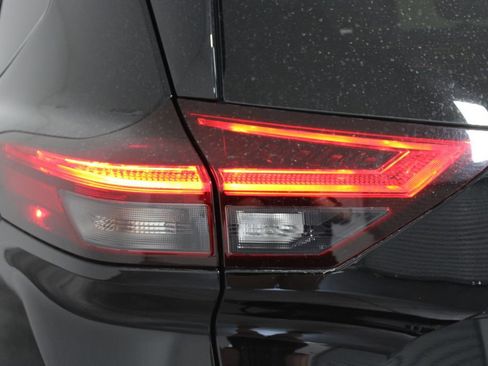 Used 2024 Nissan Rogue SL FWD image 45