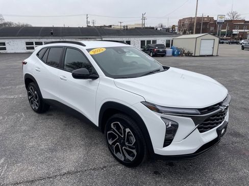 Used 2025 Chevrolet Trax RS w/ Driver Confidence Package image 3