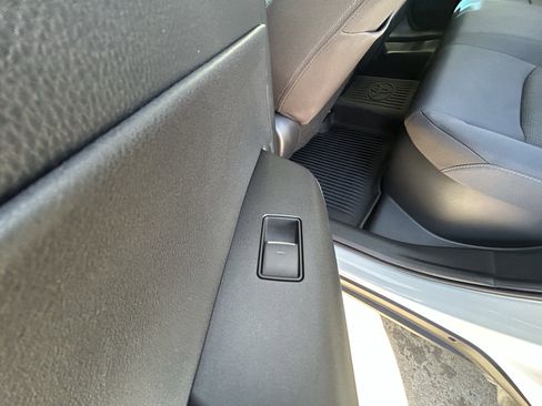 Certified 2021 Toyota Venza LE image 14