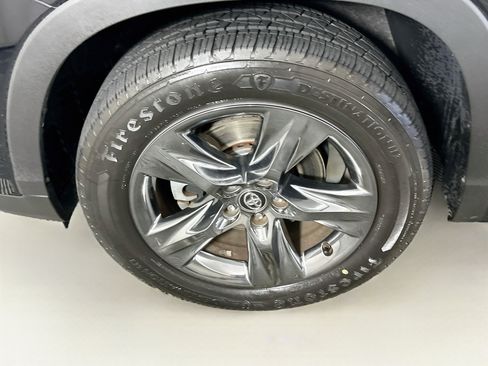 Used 2018 Toyota Highlander Limited Platinum FWD image 11