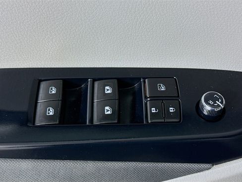 Used 2018 Toyota Highlander LE image 23