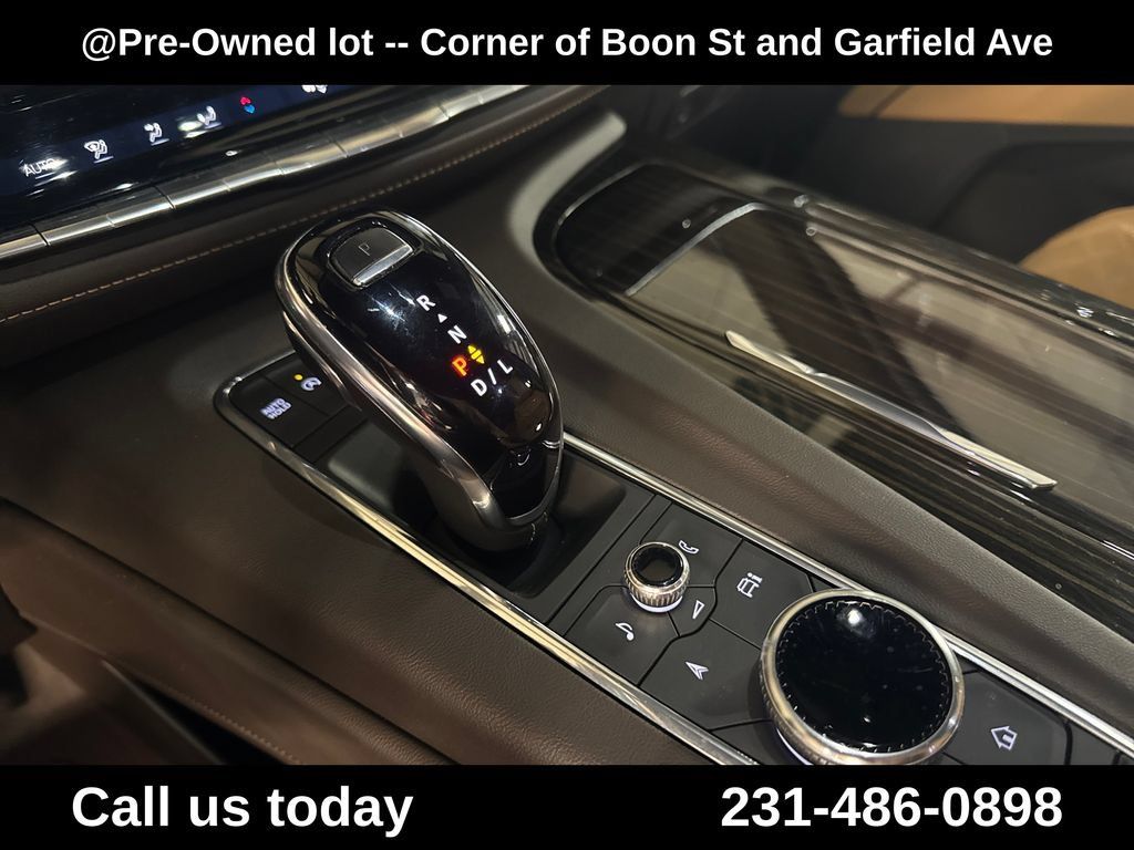 Used 2021 Cadillac Escalade Premium Luxury AWD/4WD image 25