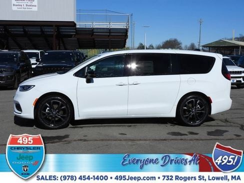 New 2026 Chrysler Pacifica Select image 2