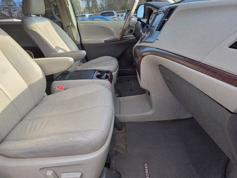 Used 2013 Toyota Sienna XLE image 17