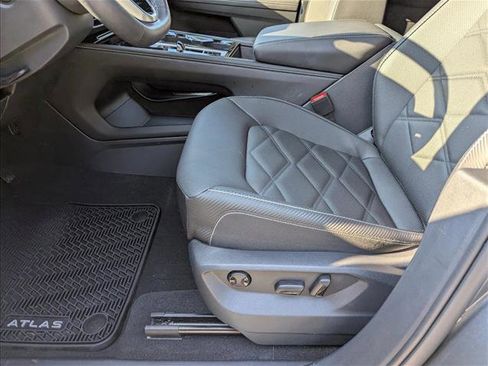 Certified 2025 Volkswagen Atlas Cross Sport SE w/ Panoramic Sunroof Package image 18