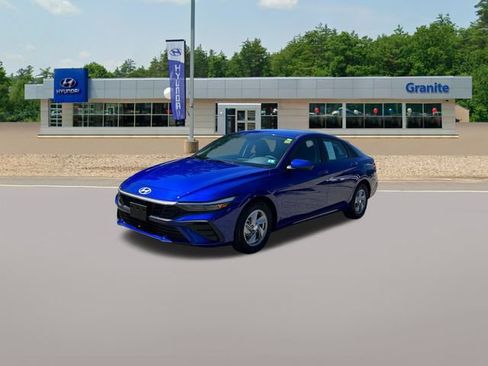 Certified 2024 Hyundai Elantra SE FWD image 2
