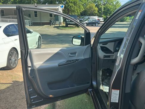 Used 2015 Toyota Sienna XLE w/ XLE Navigation Package AWD/4WD image 14