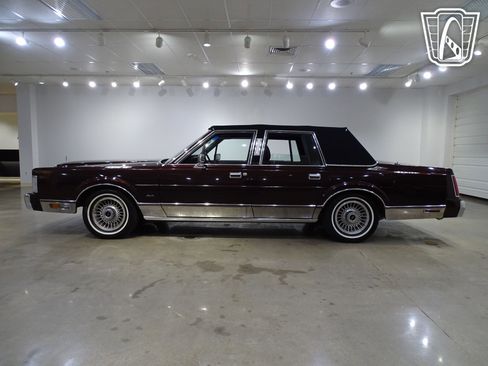 Used 1988 Lincoln Town Car image 6