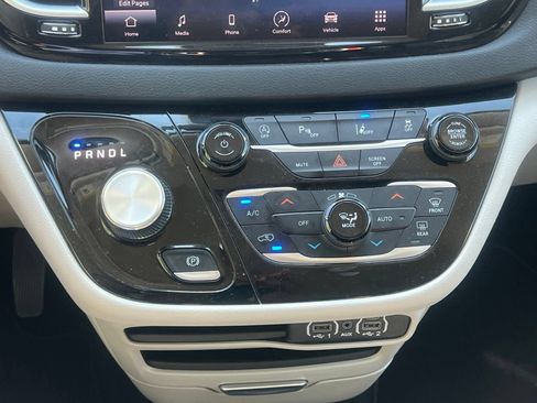 Used 2023 Chrysler Pacifica Touring-L FWD image 33