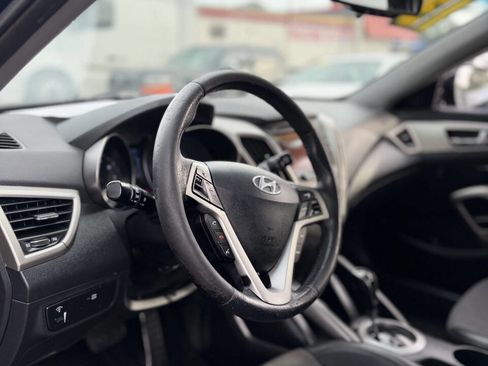 Used 2013 Hyundai Veloster w/ Style Pkg image 12