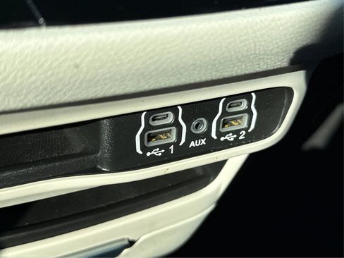 Used 2023 Chrysler Pacifica Touring-L FWD image 44