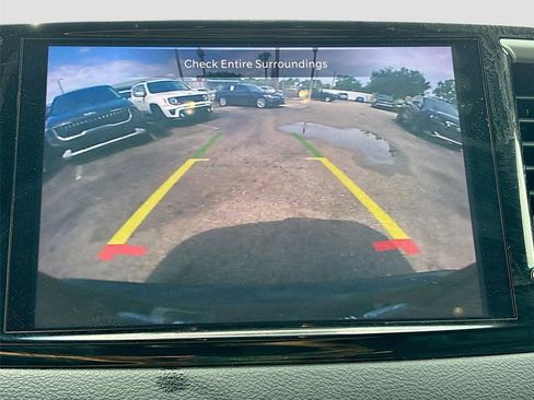 Used 2025 Chrysler Pacifica Select FWD image 13