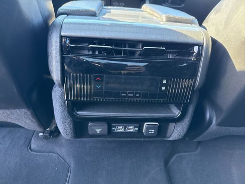 Used 2023 Jeep Wagoneer Series II image 25