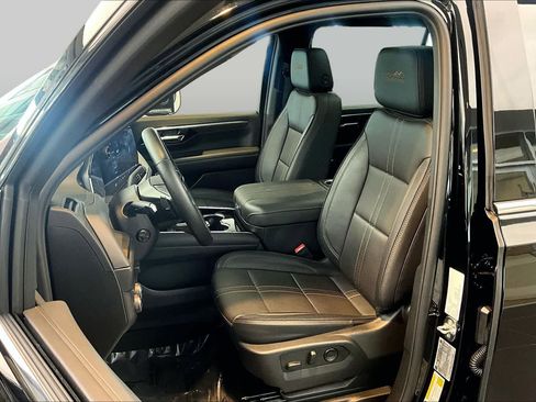 Used 2025 Chevrolet Suburban High Country w/ Sun And Tow Package AWD/4WD image 8
