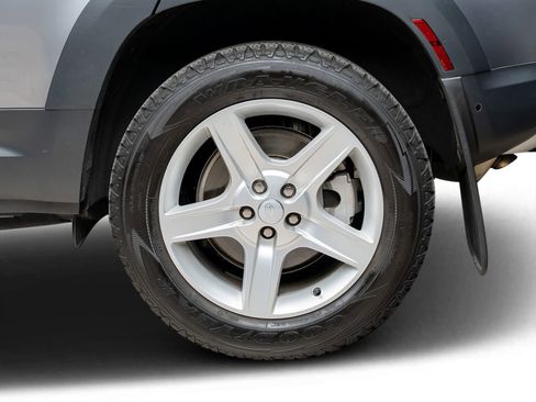 Used 2023 Land Rover Defender 110 SE image 30