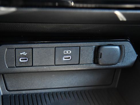 Used 2025 Toyota Prius LE image 24