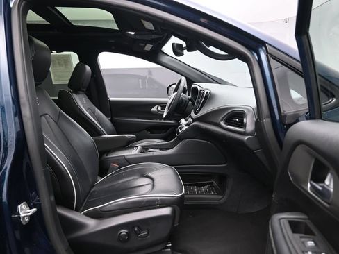 Used 2023 Chrysler Pacifica Limited w/ S Appearance Package FWD image 27