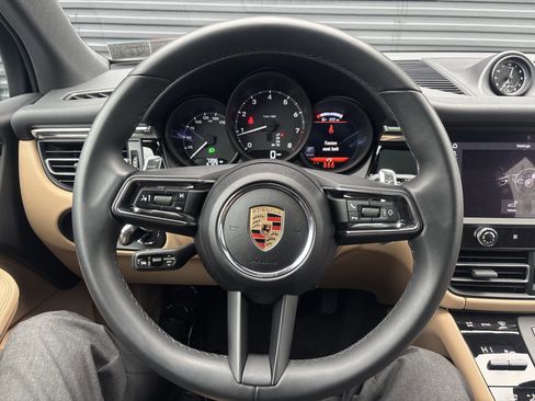 Certified 2025 Porsche Macan image 12
