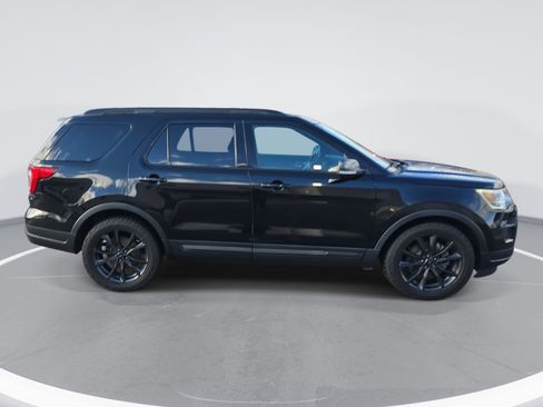 Used 2018 Ford Explorer XLT w/ Equipment Group 202A image 4