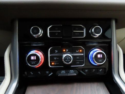 Used 2021 GMC Yukon XL Denali w/ Denali Ultimate Package image 32