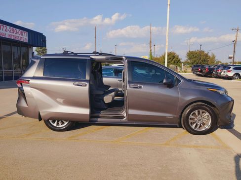 Used 2021 Toyota Sienna LE FWD image 18